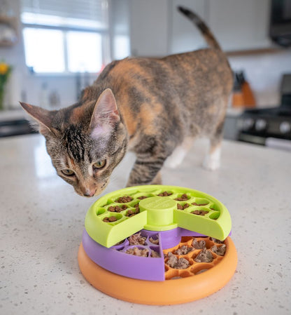 NINA OTTOSSON Kitty Lickin' Layers, interaktivna igračka i hranilica za mačke