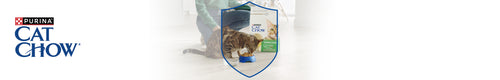 Logo Purina Cat Chow pored mačke koja jede Cat Chow hranu za mačke