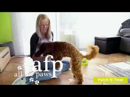 Video koji opisuje proizvod ALL FOR PAWS Interactives FetchN Treat Izbacivač poslastica na povrat loptice